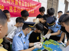 <b>向师生们发放材料</b>